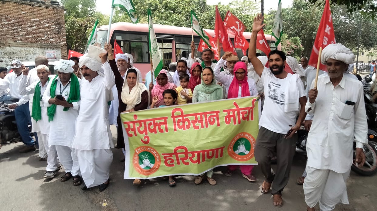 सोनीपत स्टैंड पर अपनी मांगों को लेकर नारेबाजी करते किसान। संवाद