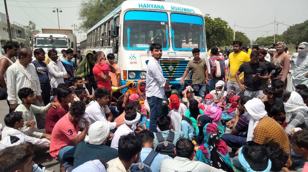 भिवानी चुंगी ड्रेन नंबर आठ के पास जाम लगाते छात्र । संवाद