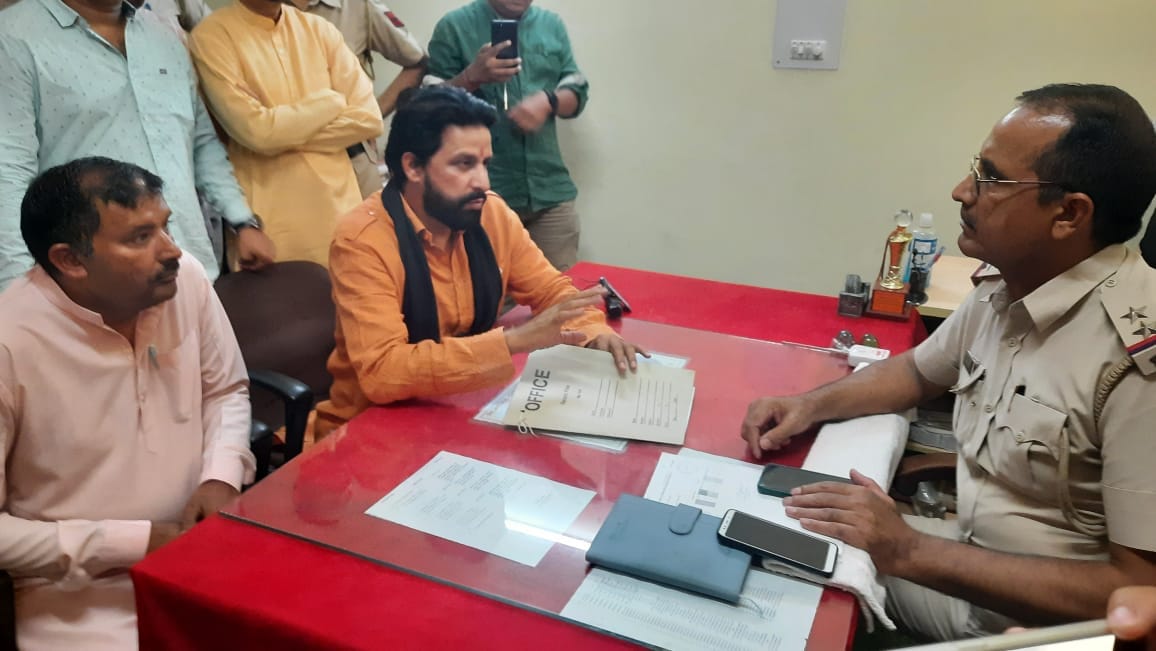 रोहतक के सिविल लाइंस थाने में मुख्यमंत्री के खिलाफ मुकदमा दर्ज कराने की मांग को लेकर प्रार्थना पत्र देते नवीन जयहिंद