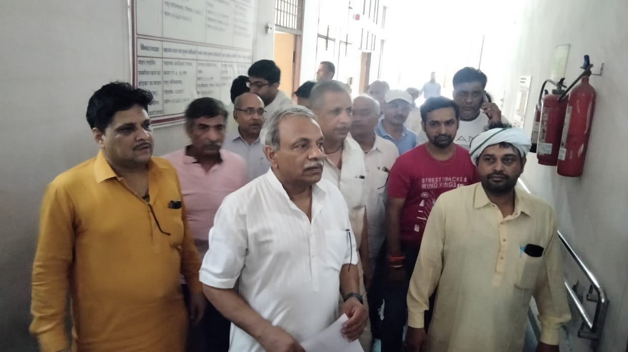 लघु सचिवालय में अधिकारी को ज्ञापन देने पहुंचे विश्व हिंदू परिषद बजरंग दल के कार्यकर्ता । संवाद