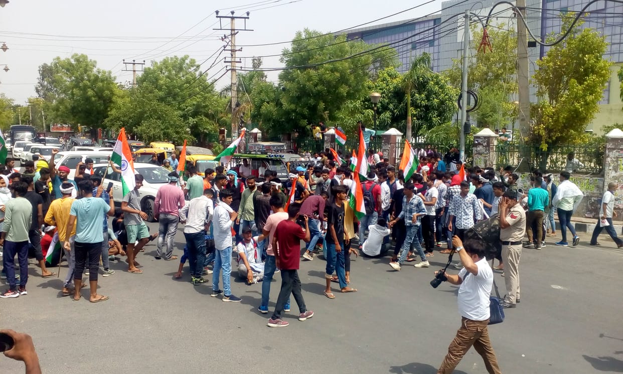अग्निपथ को लेकर युवाओं ने  रोहतक एमडीयू के गेट नंबर 2 के चौक पर लगाया जाम, पुलिस मौके पर पहुंची
