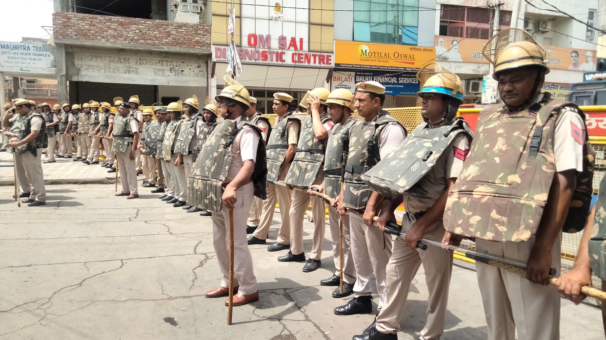 हुडा कांप्लेक्स स्थित बीजेपी कार्यालय के पास तैनात पुलिस फोर्स। संवाद