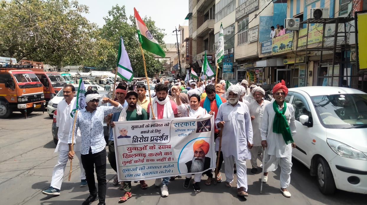 हुडा कांप्लेक्स स्थित बीजेपी कार्यालय के पास विरोध प्रदर्शन करते किसान। संवाद
