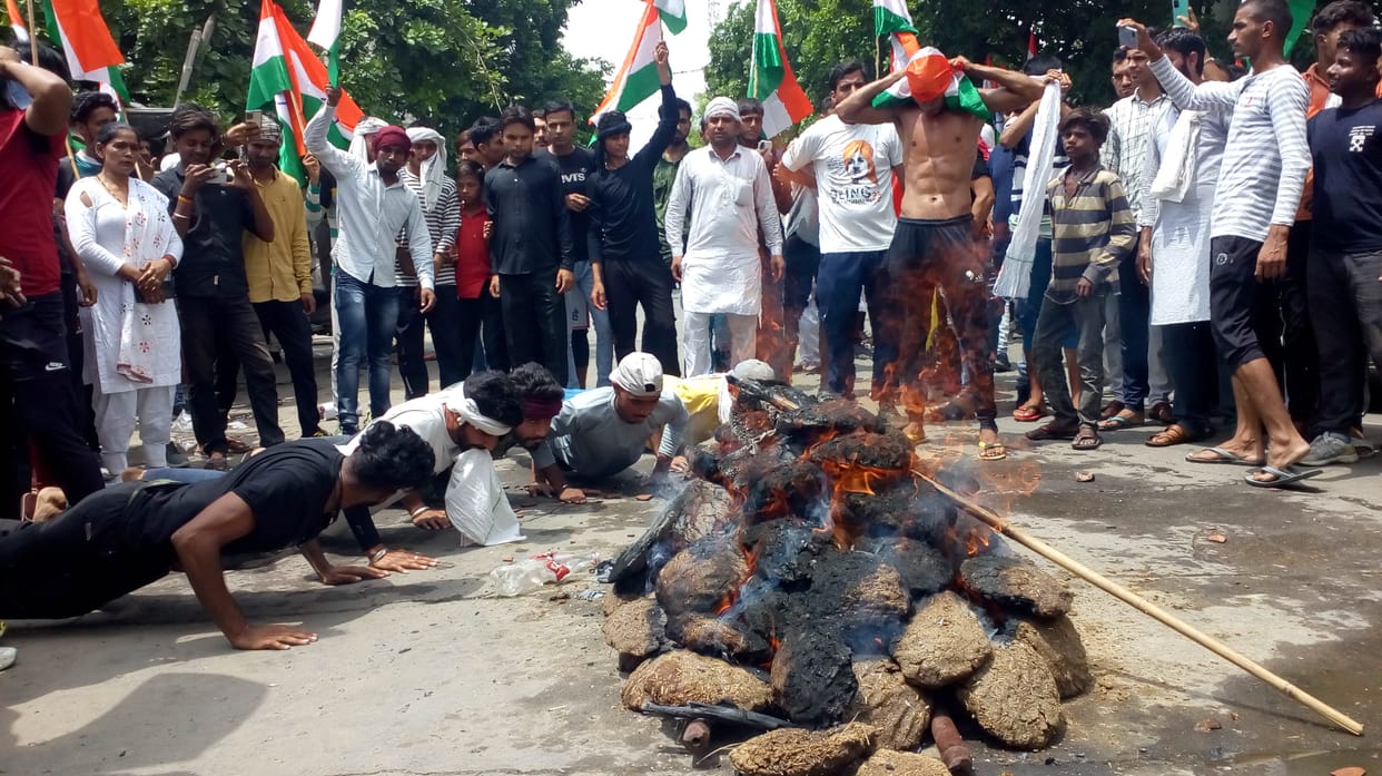 अग्निवीर के विरोध में  रोहतक के हुडा कांप्लेक्स स्थित भाजपा कार्यालय के बाहर  सरकार  यात्रा निकालकर  दहन करते  नवीन जयहिंद और युवा