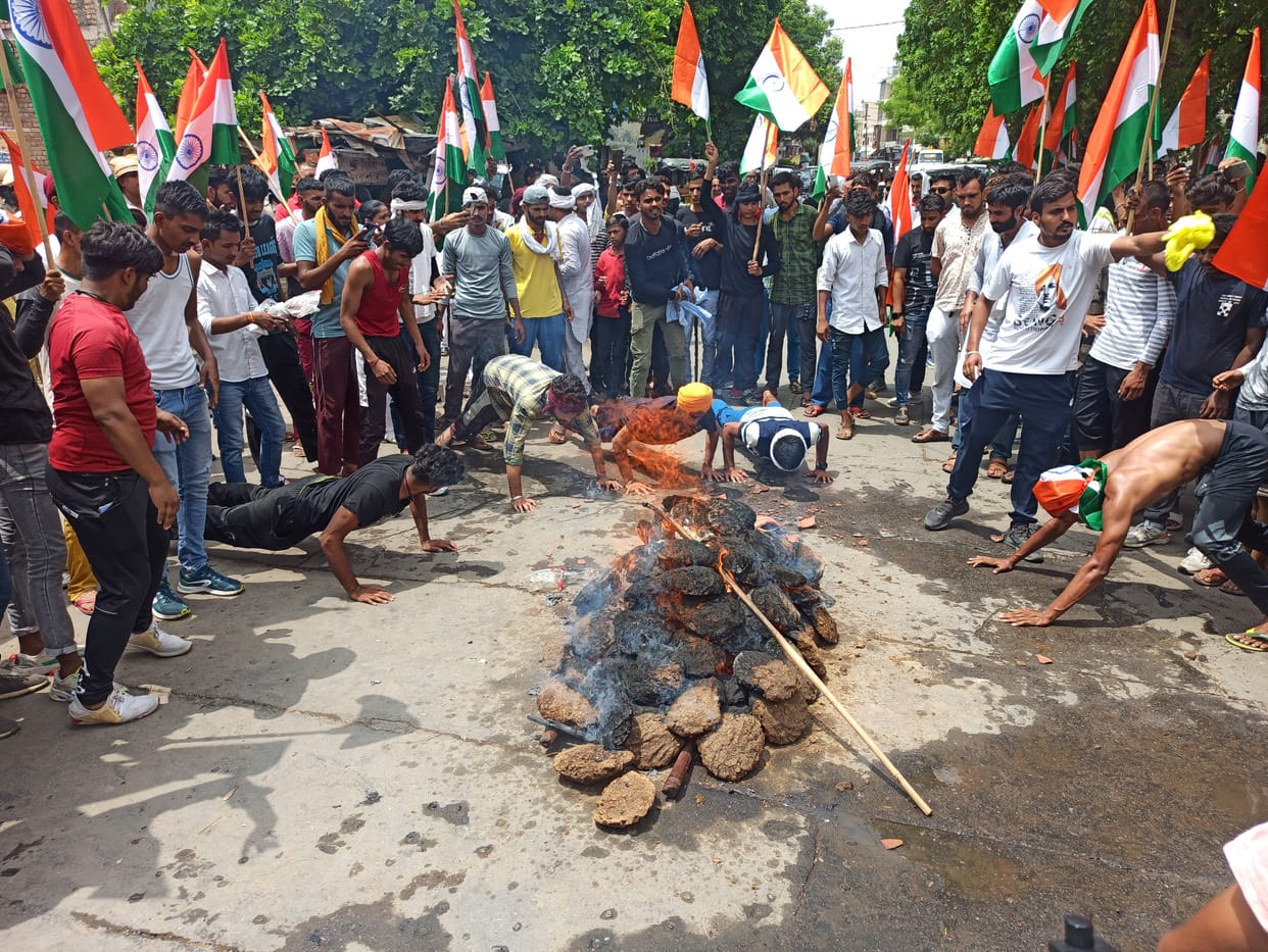 सिर पर तिरंगा बांध अग्निवीरों ने भाजपा कार्यालय के बाहर दंडबैठक कर जताया रोष, सरकार की अर्थी जलाई