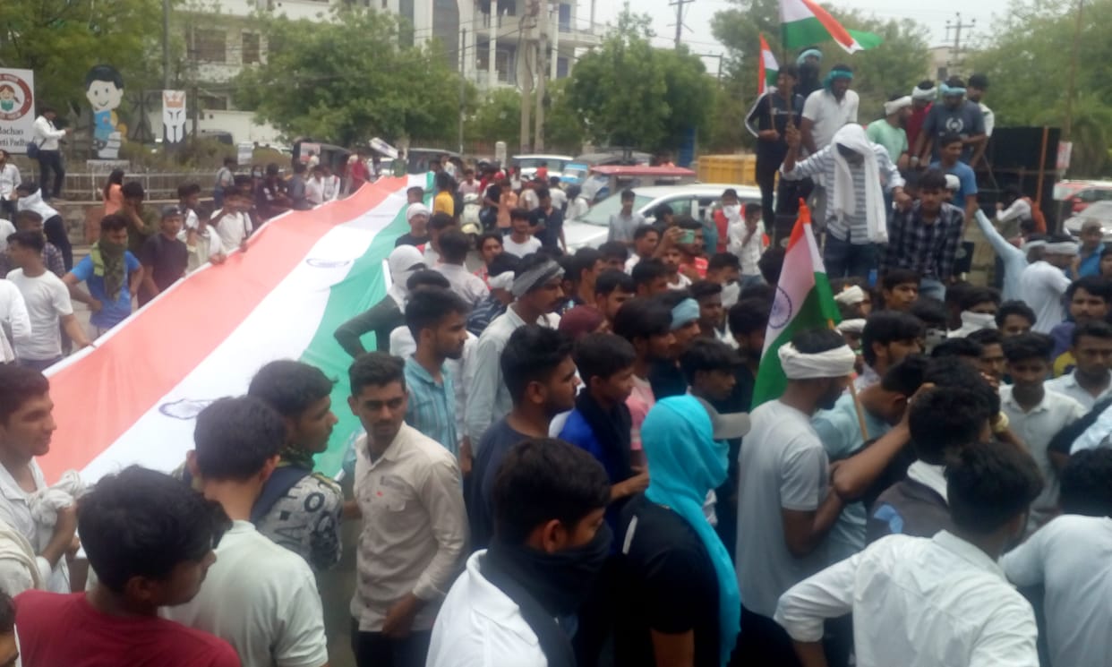 रोहतक में  अग्निपथ के विरोध में  तिरंगा झंडा लेकर विरोध मार्च निकालते युवा