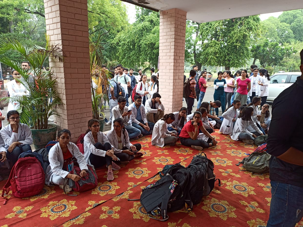 छात्रावास अधीक्षक के खिलाफ एमबीबीएस विधार्थियों ने वीसी कार्यालय तक निकाला विरोध मार्च