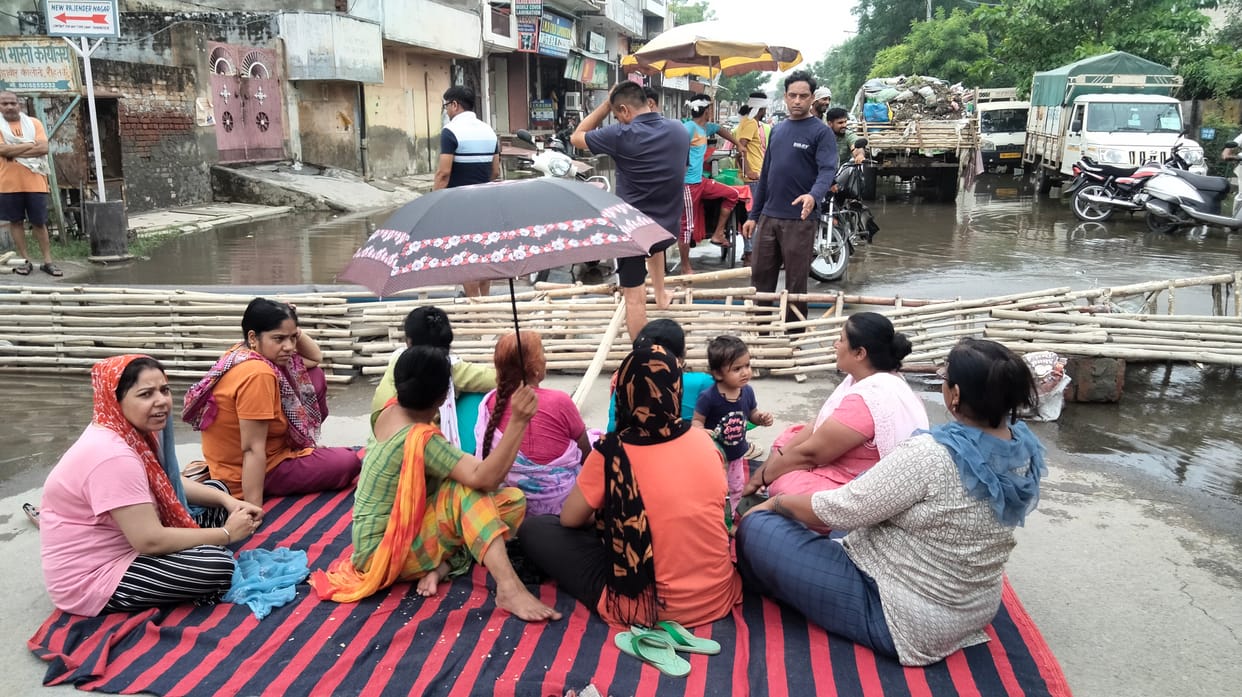 गोहाना रोड टीबी अस्पताल के पास जाम लगाते लोग। संवाद