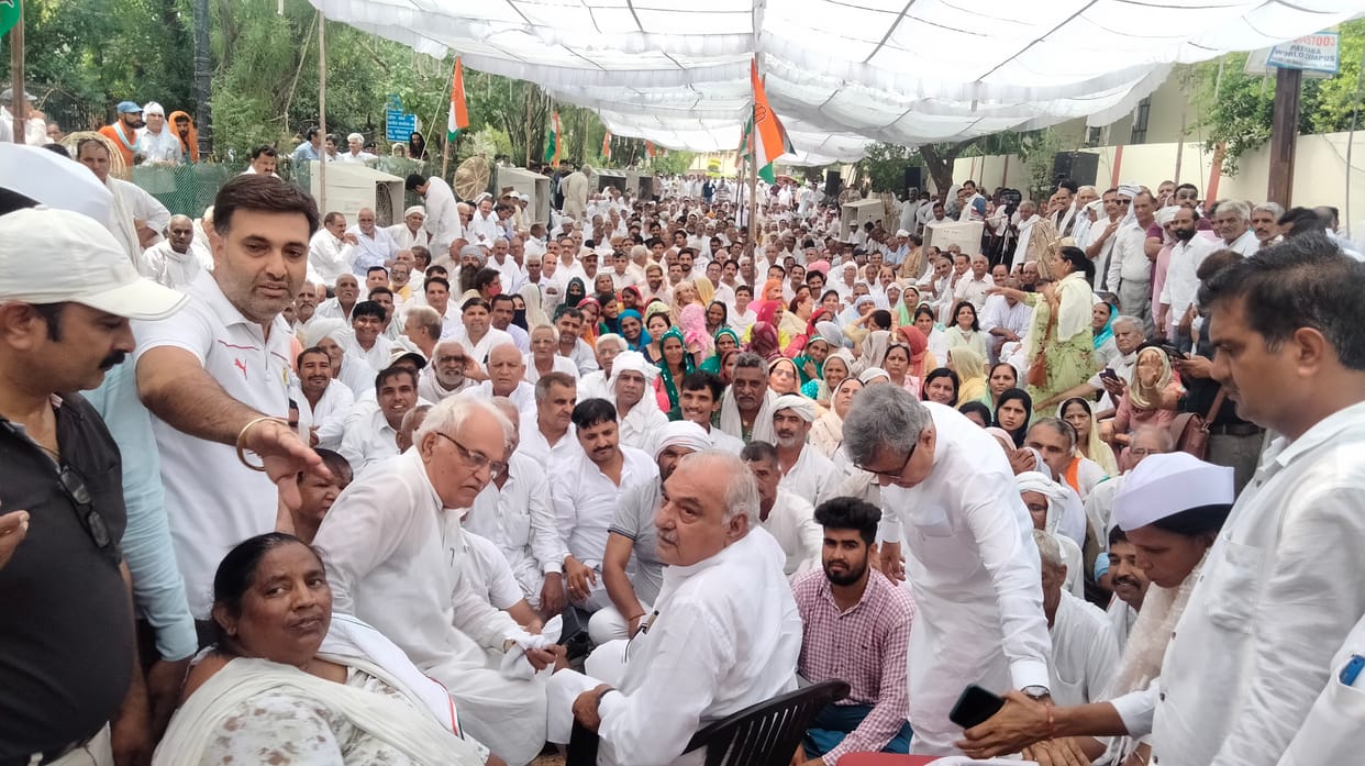 चर्च के पास धरने पर पहुंचे पूर्व सीएम भूपेंद्र सिंह हुड्डा साथ में विधायक।संवाद