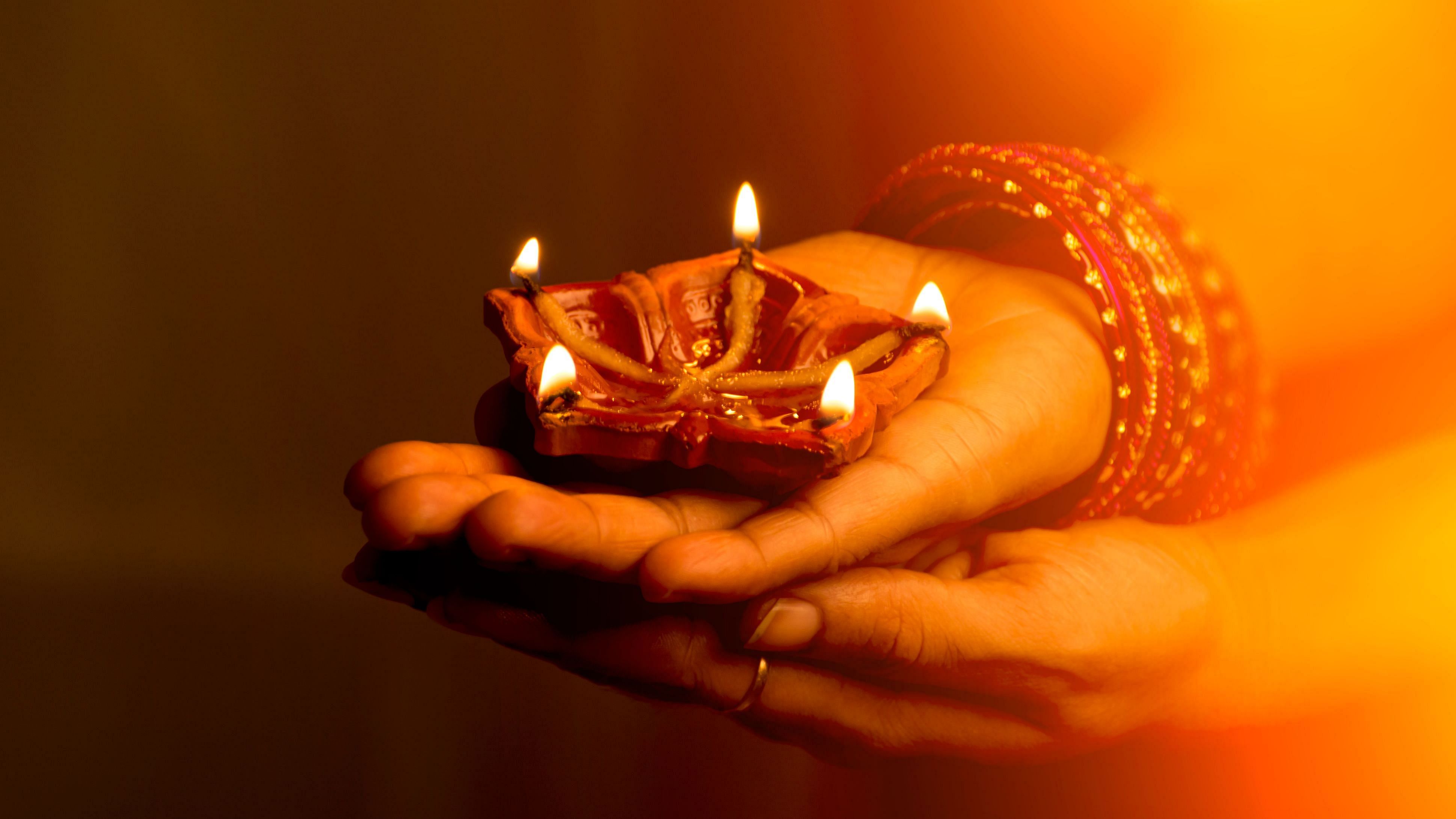 Know how diwali is celebrated in different regions of world