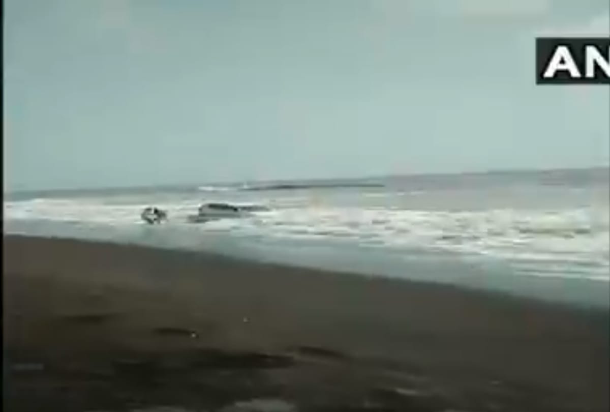 viral video of car stuck in sea in mumbai