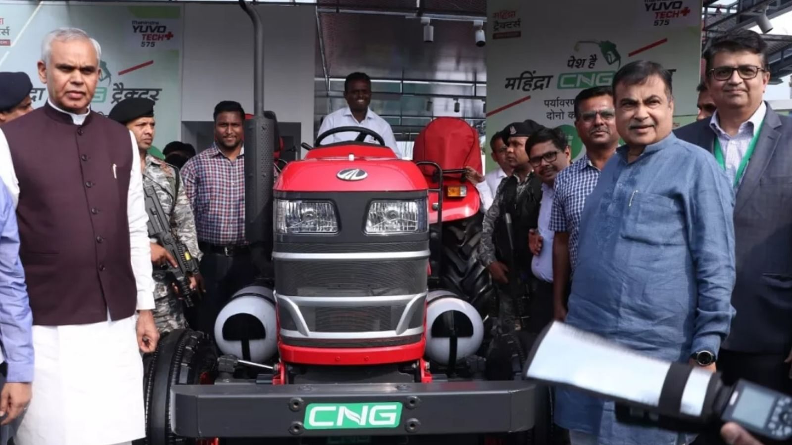 नागपुर के एग्रोविजन में महिंद्रा के सीएनजी ट्रैक्टर को लांच करते केंद्रीय मंत्री नितिन गडकरी।