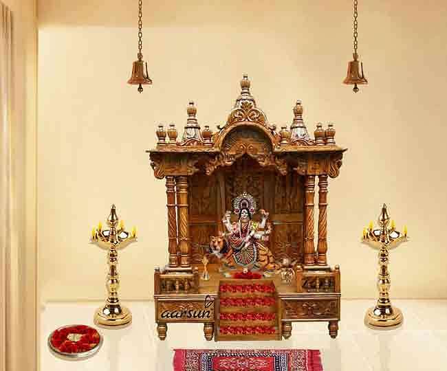 Vastu Tips: वास्तु के अनुसार घर का मंदिर, जानिए कैसे और कहां करें व्यवस्थित