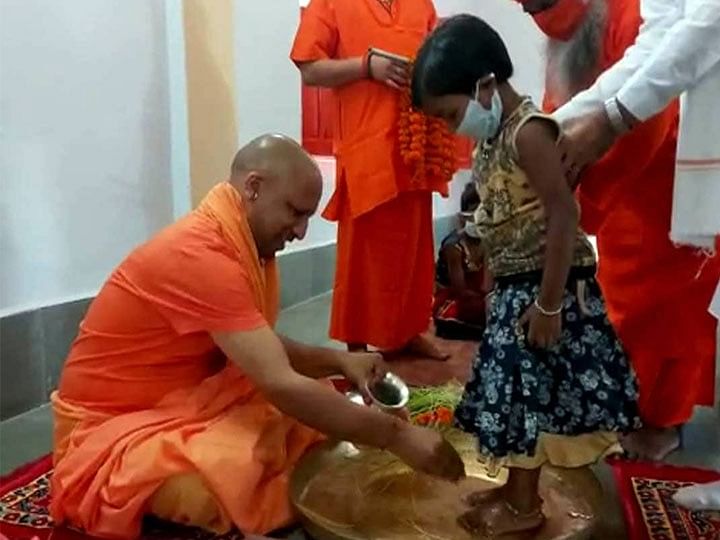 Navratri Puja : गोरखनाथ मंदिर में सीएम योगी आदित्यनाथ ने किया कन्या पूजन, शाम में करेंगे श्रीराम जी