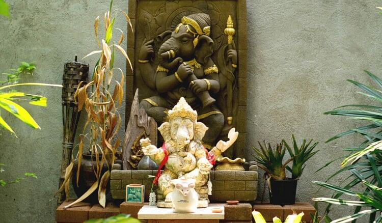 Vastu Shastra: इन मूर्तियों को घर में रखने से बनी रहती है जीवन में धन और समृद्धि