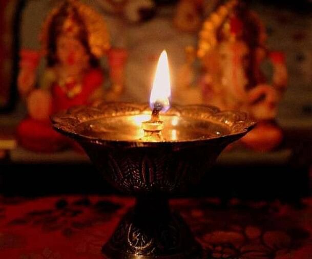 Puja Ke Niyam: घी का दीपक जलाने से भगवान होते हैं अति प्रसन्न मिलाता है सुख का आशीष