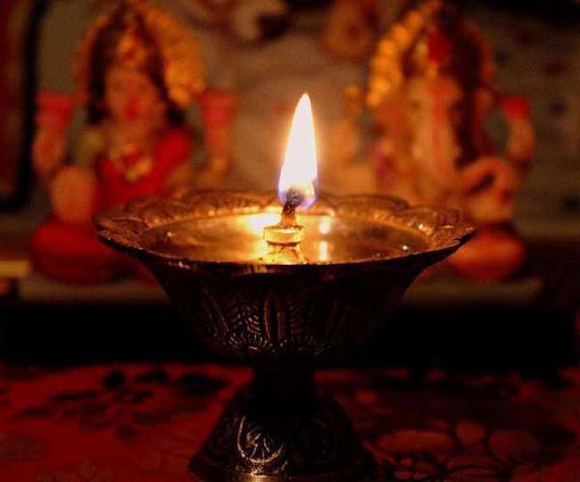 Puja Ke Niyam: घी का दीपक जलाने से भगवान होते हैं अति प्रसन्न मिलाता है सुख का आशीष