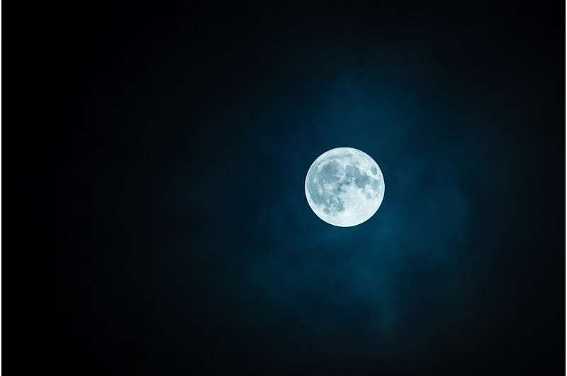 Moon Astro: चंद्रमा की कमजोर स्थिति के कारण हो सकता है अवसाद बचाव के लिए करें ये उपाय