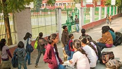 Unfair Rules for Girls Along With High Hostel Fee in Delhi Colleges 