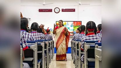 President Murmu becomes teacher for a day; interacts with schoolkids on ways to check global warming