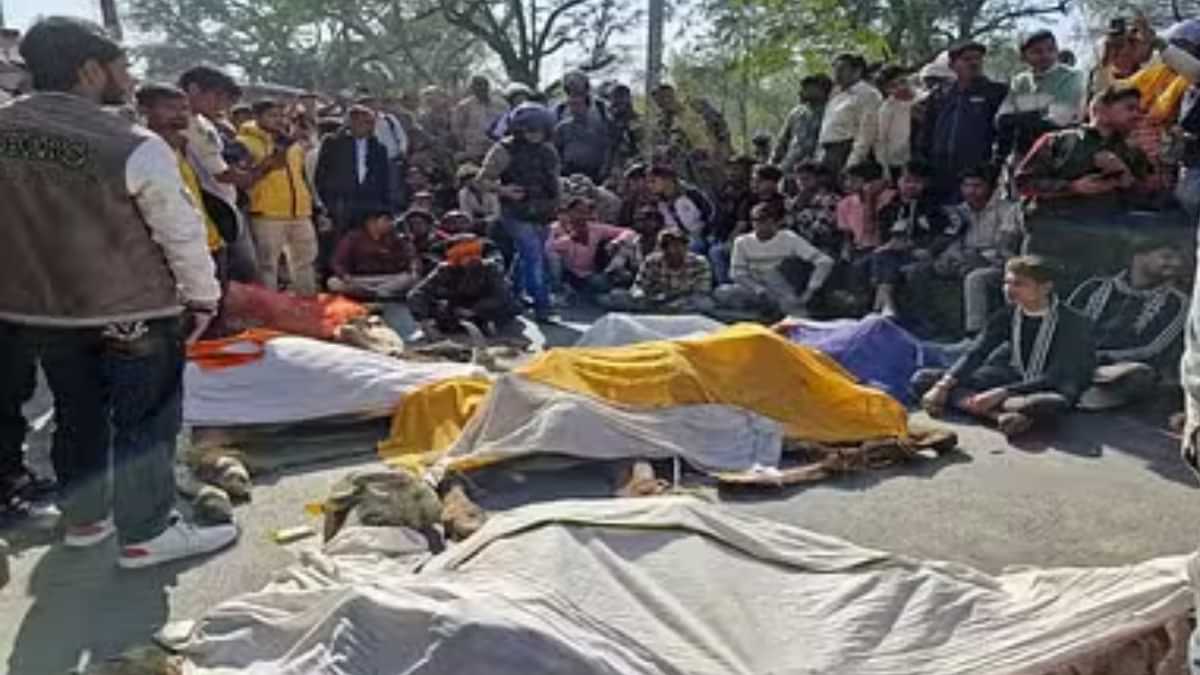 मथुरा-वृंदावन रोड पर मृत गोवंश के शव रखकर लोगों ने चक्काजाम कर दिया।