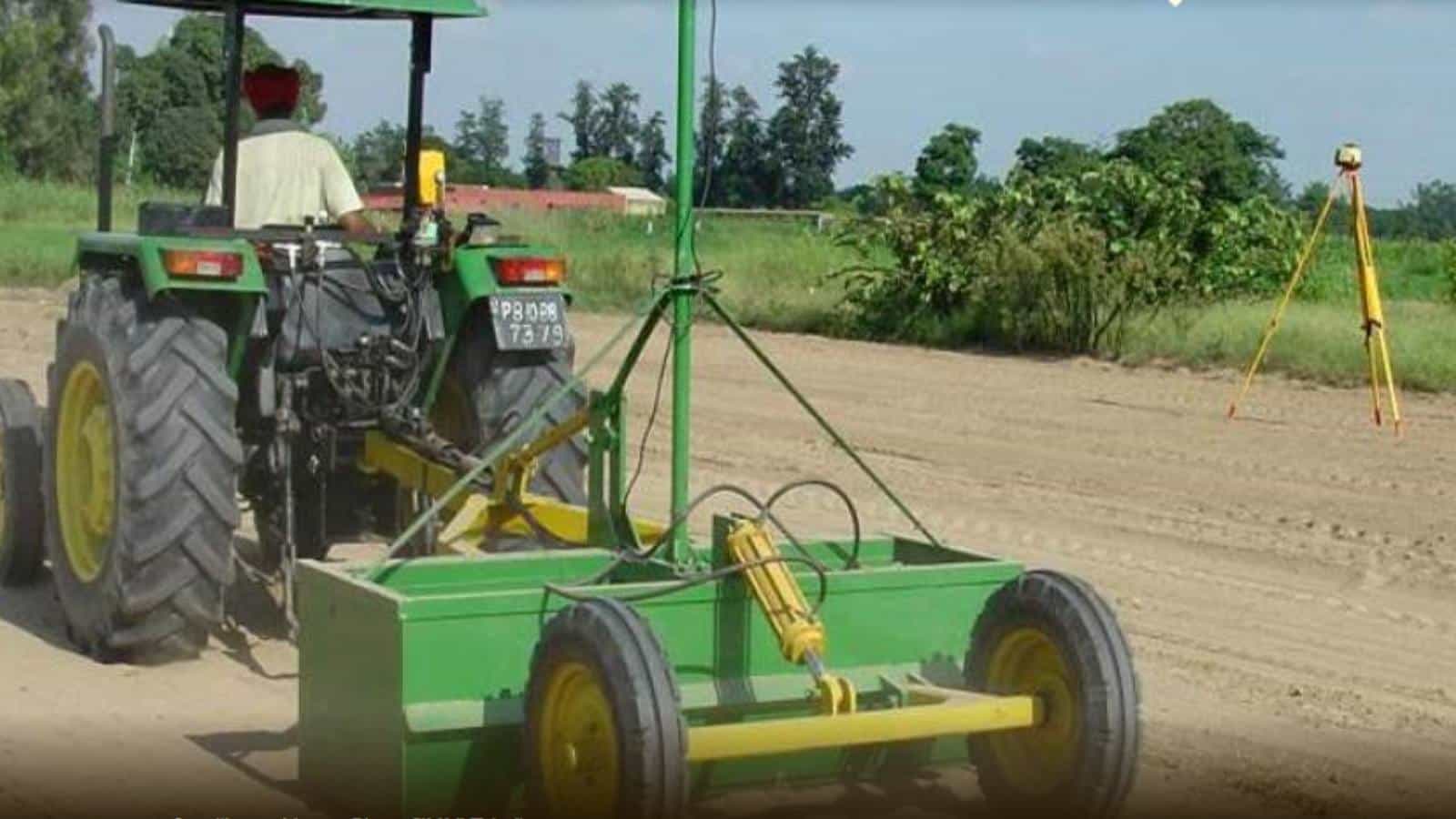 इस रबी सीजन बुवाई से पहले लेजर लैंड लेवलर से खेत कराएं समतल।