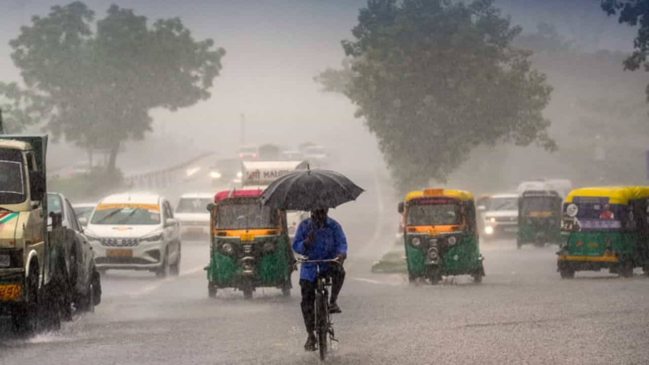 उत्तर भारत के कई राज्यों में 25 से 27 सितंबर के बीच बारिश और तेज हवाओं का दौर जारी रहने की संभावना है।
