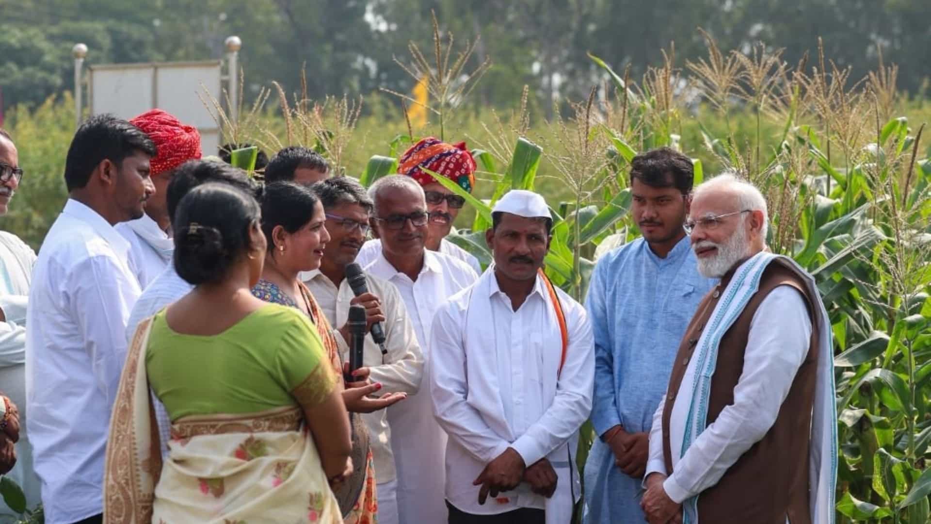 पूसा संस्थान में किसानों से मुलाकात करते पीएम नरेंद्र मोदी। (फाइल फोटो)