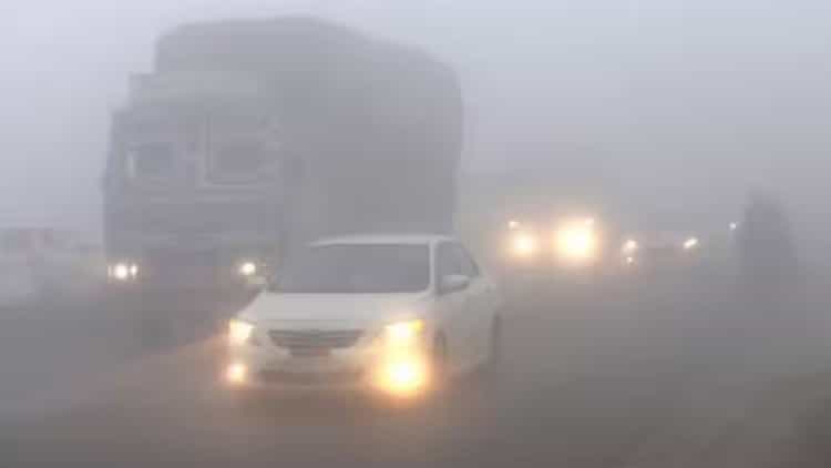 घने कोहरे के आगोश में Jammu, विजीबिल्टी Zero... बारिश व बर्फबारी की सम्भावना