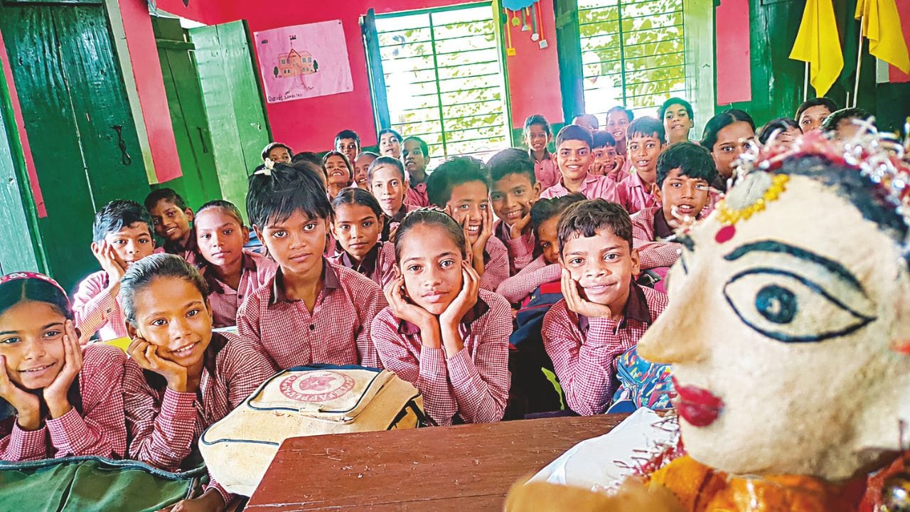पुतुल पूछती है सवाल, बच्चे देते हैं जवाब