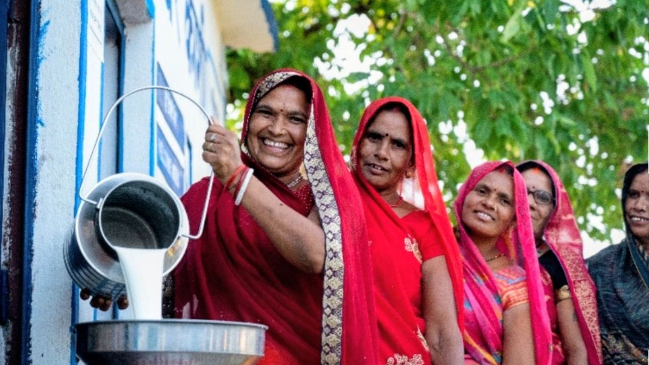 यूपी की महिलाओं ने किया कमाल। महिला समूह की पांच कंपनियों का कारोबार साढ़े पांच हजार करोड़ के पार।