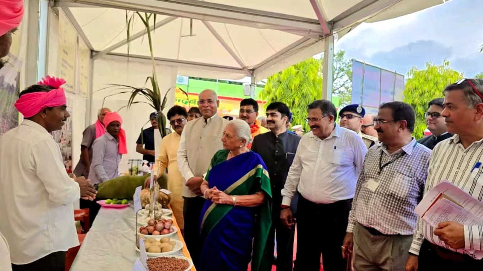 एक प्रदर्शनी में अपने उत्पादों के बारे में राज्यपाल आनंदीबेन को बताते हुए अरविंद कुमार सिंह।