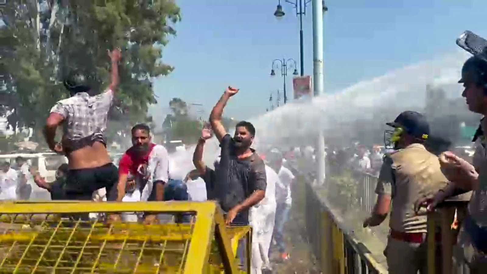 पुलिस ने पहले प्रदर्शनकारियों को तितर-बितर करने के लिए वाटर कैनन का इस्तेमाल किया।