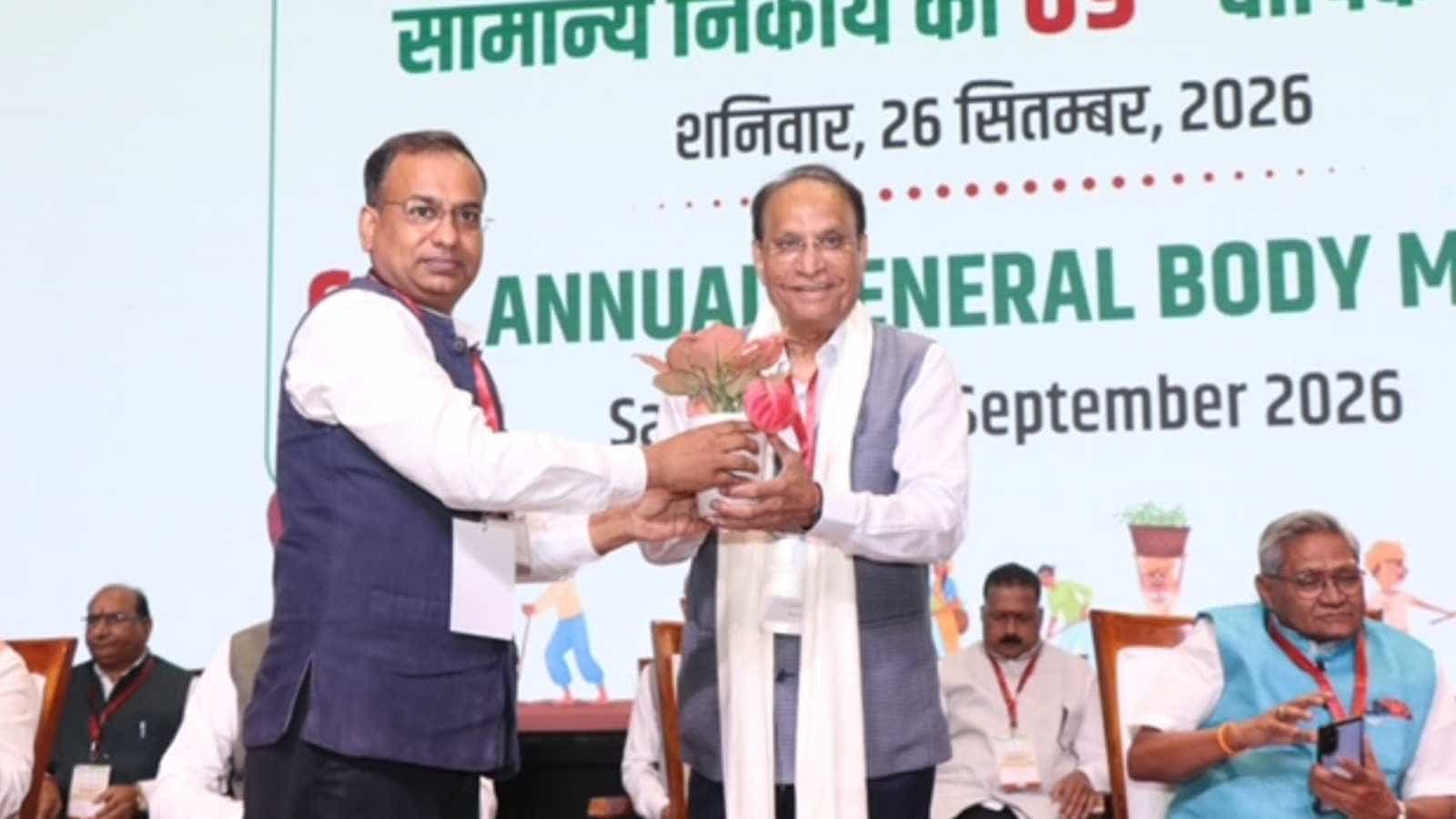नेफेड की 69वीं वार्षिक आम सभा में अध्यक्ष जेठाभाई अहीर (बाएं) और प्रबंध निदेशक दीपक अग्रवाल (दाएं)।