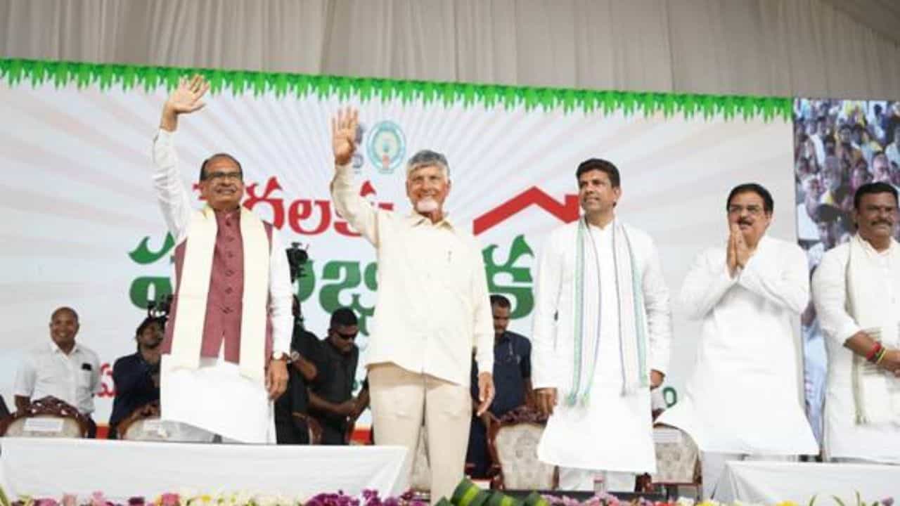 आंध्र प्रदेश में गरीब परिवारों के लिए 3 लाख पक्के मकानों को मंजूरी दी गई है।