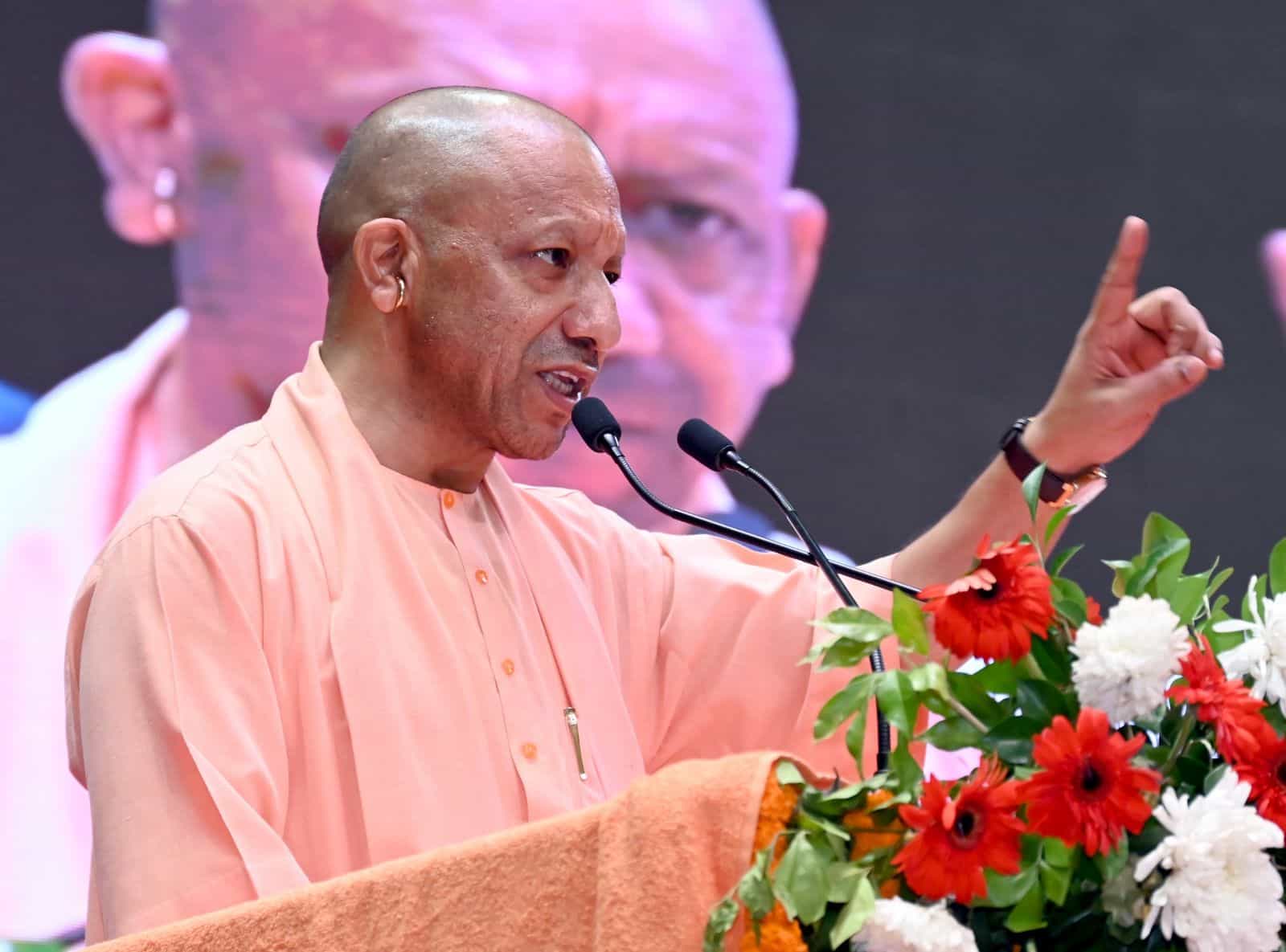 गोरखपुर से आपदा प्रभावित 9 लाख से ज्यादा किसानों को सीएम योगी ने डीबीटी के माध्यम से सहायता राशि जारी की