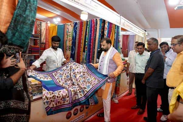 मुंबई में खादी और ग्रामोद्योग आयोग (केवीआईसी) के अध्यक्ष मनोज गोयल ने खादी महोत्सव-2026 का उद्घाटन क