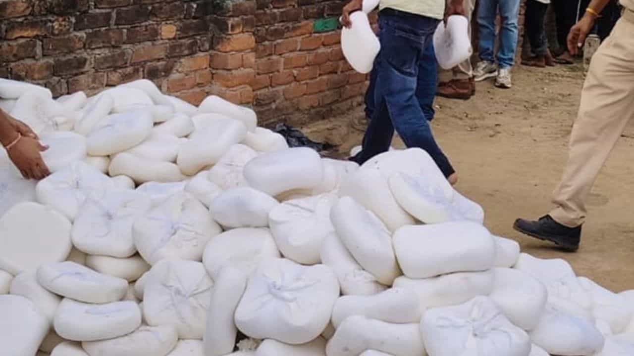 राजस्थान के डीग में पुलिस और स्वास्थ्य विभाग ने छापेमारी कर 1,800 किलो मिलावटी पनीर जब्त किया।