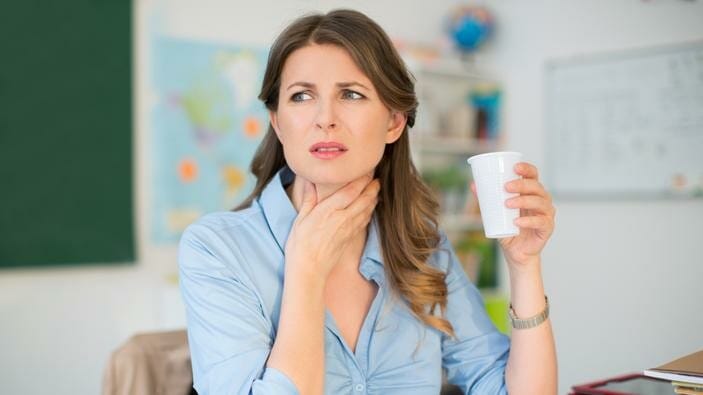 Home Remedies: ज्यादा ठंडा पानी बिगाड़ सकता है गले की सेहत, अपनाएं ये
