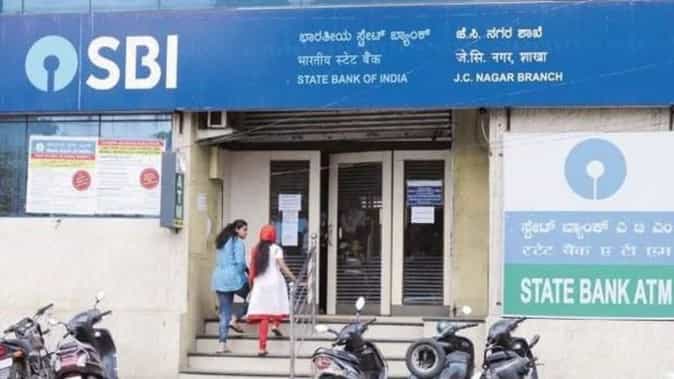 SBI खाताधारकों के लिए जरूरी खबर, 1 अक्टूबर से खाते से 4 बार से ज्यादा कैश निकालने पर लगेगा शुल्क SBI खाताधारकों के लिए जरूरी खबर, 1 अक्टूबर से खाते से 4 बार से ज्यादा कैश निकालने पर लगेगा शुल्क