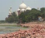 taj tourists facing trouble due to uphold corridor construction work