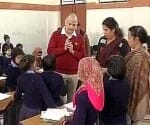 Manish Sisodia surrounded to a woman at the kejriwal door