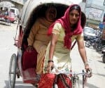 nri person help lady rickshaw driver