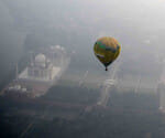 Baloon flying Near Tajmahal.