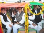 Akhilesh yadav distributes e rikshaw.