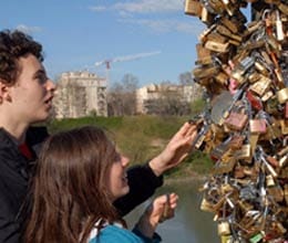 Italians Government Removing locks of bridge Symbol Love