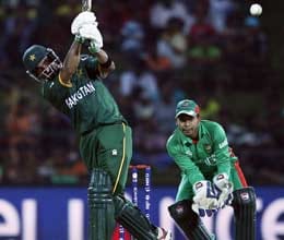 pakistan beat bangladesh to qualify for super eights
