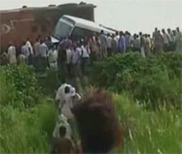 bus crashes to train in bihar 7 killed