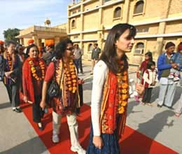 tourists welcomed in rajasthan in strange way