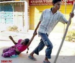 people beaten old woman 
